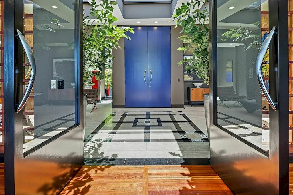 The Incredible House in Oregon offers dramatic Portland Heights View now available for sale. This home is located at 1017 SW Rivington Dr, Portland, Oregon