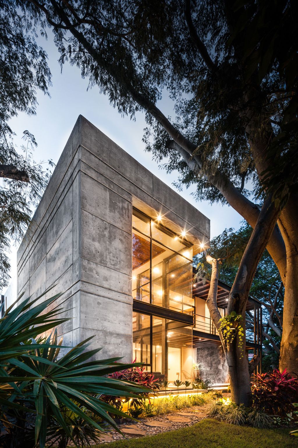 Hilca House Combines Stone Concrete Wood by Di Frenna Arquitectos 14