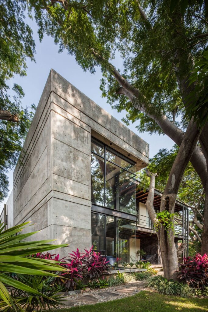 Hilca House, Combines Stone, Concrete & Wood by Di Frenna Arquitectos