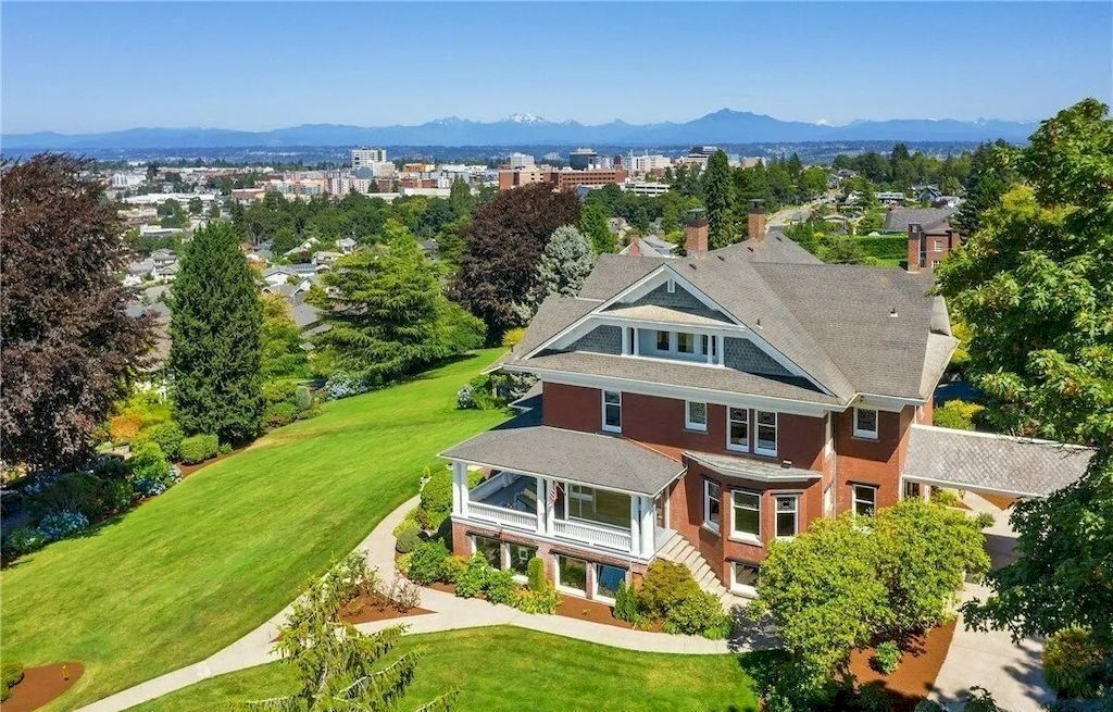 The Historic Rucker Mansion in Washington is a truly spectacular home now available for sale. This home is located at 412 Laurel Dr, Everett, Washington