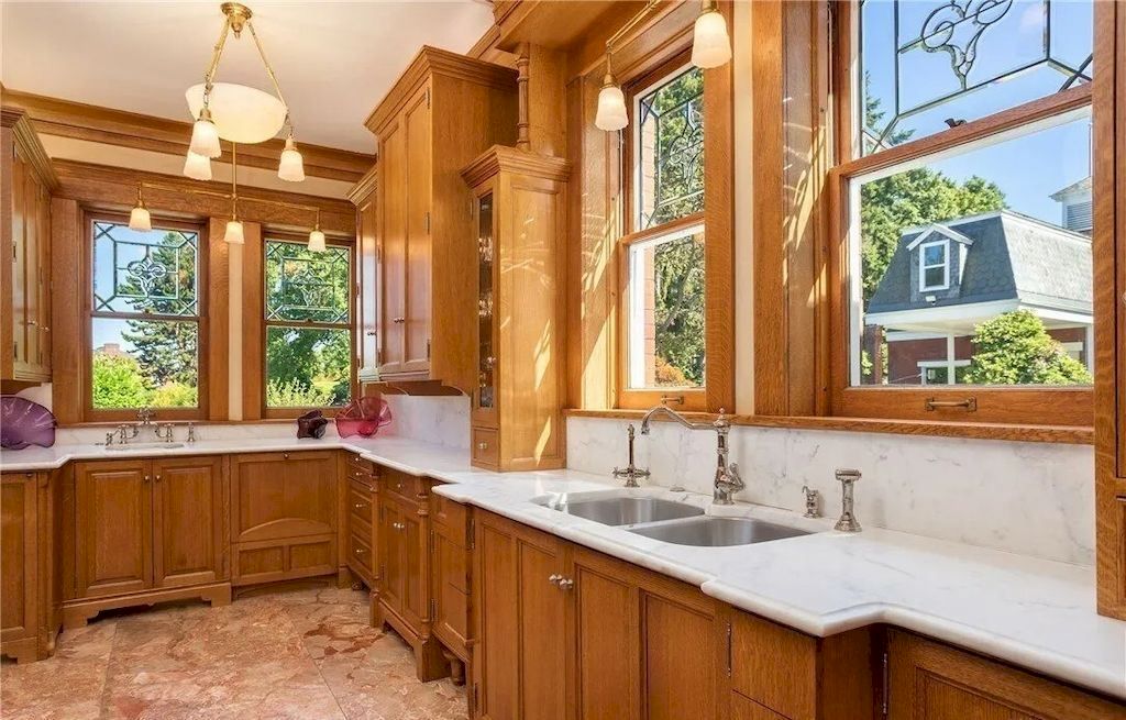 The Historic Rucker Mansion in Washington is a truly spectacular home now available for sale. This home is located at 412 Laurel Dr, Everett, Washington