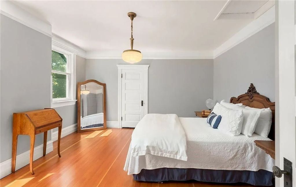 The Historic Rucker Mansion in Washington is a truly spectacular home now available for sale. This home is located at 412 Laurel Dr, Everett, Washington