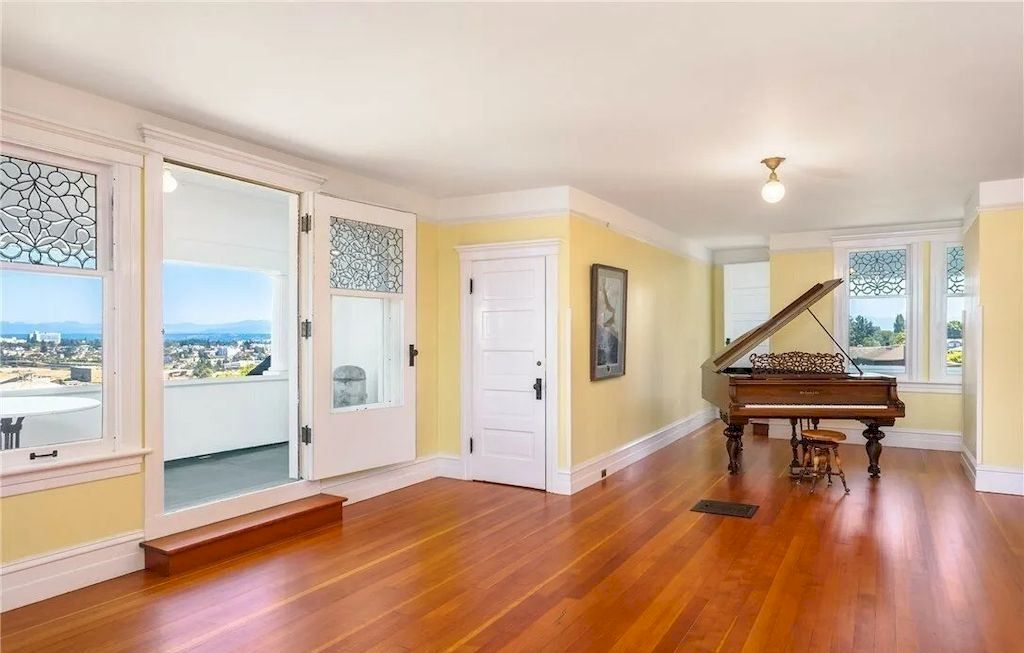 The Historic Rucker Mansion in Washington is a truly spectacular home now available for sale. This home is located at 412 Laurel Dr, Everett, Washington