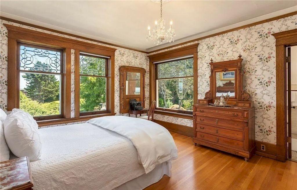 The Historic Rucker Mansion in Washington is a truly spectacular home now available for sale. This home is located at 412 Laurel Dr, Everett, Washington