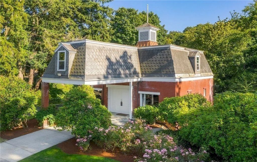 The Historic Rucker Mansion in Washington is a truly spectacular home now available for sale. This home is located at 412 Laurel Dr, Everett, Washington