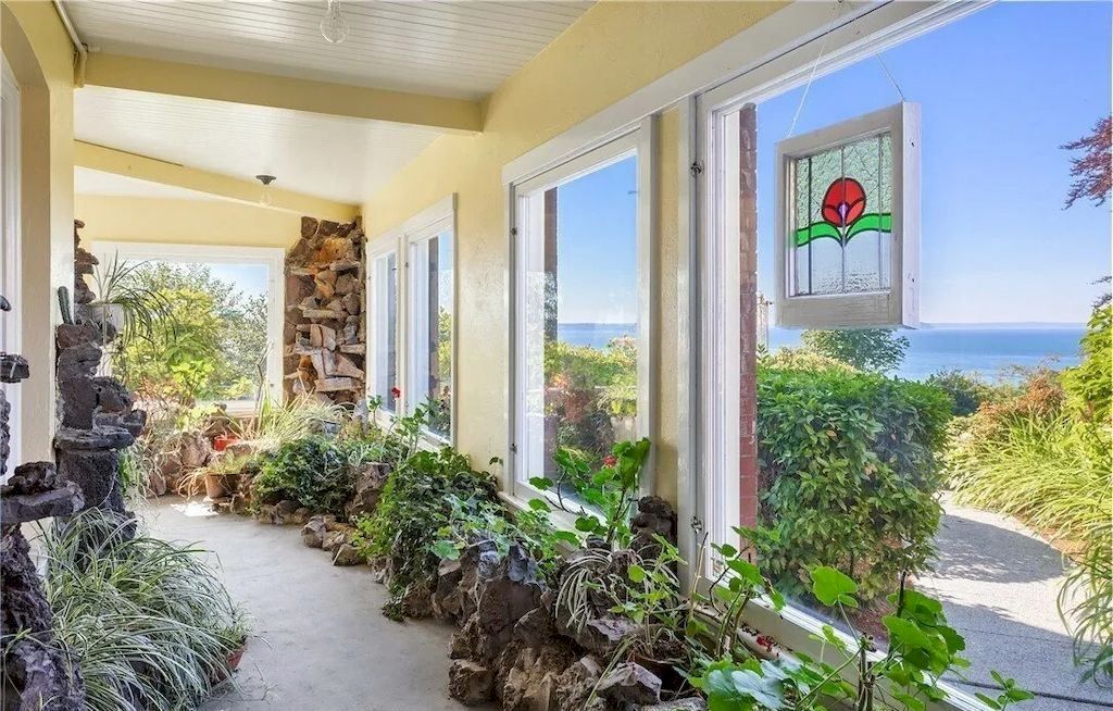 The Historic Rucker Mansion in Washington is a truly spectacular home now available for sale. This home is located at 412 Laurel Dr, Everett, Washington