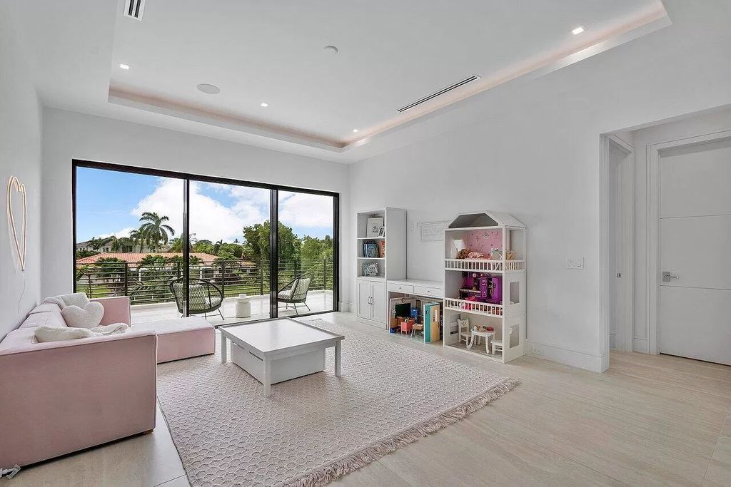 The Home in Delray Beach is a spacious custom new build on Lake Ida wrapped in high-end finishes and bathed in brilliant light now available for sale. This home located at 255 NW 22nd St, Delray Beach, Florida
