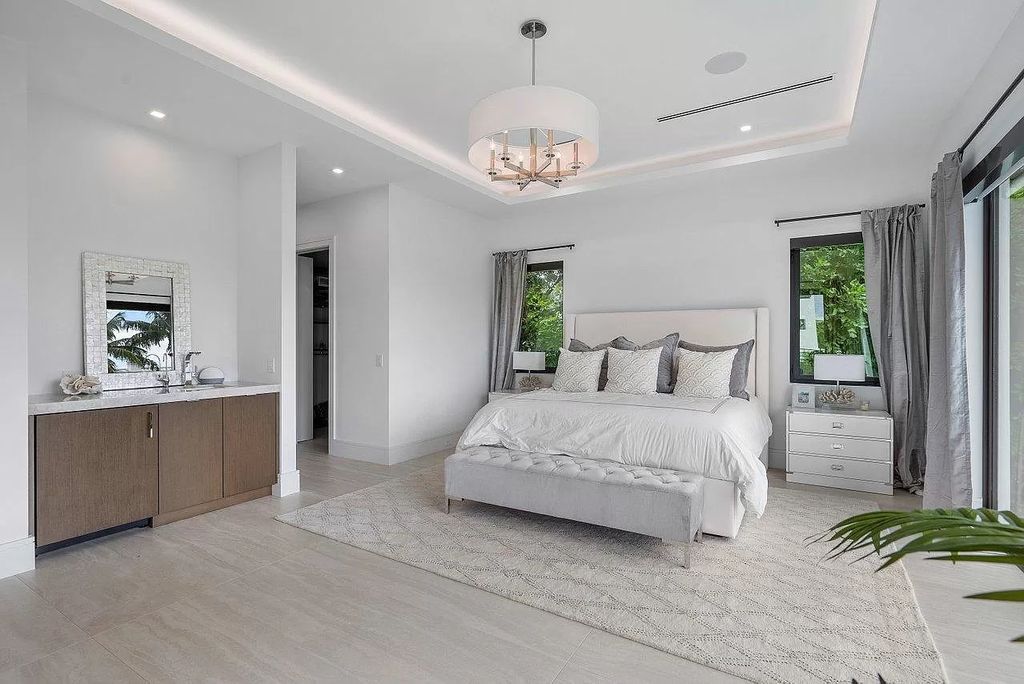 The Home in Delray Beach is a spacious custom new build on Lake Ida wrapped in high-end finishes and bathed in brilliant light now available for sale. This home located at 255 NW 22nd St, Delray Beach, Florida