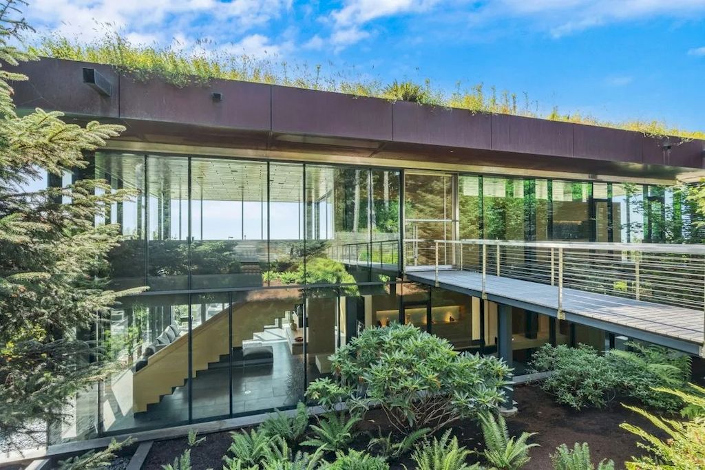 The Glass Oceanfront House in Oregon offers unparalleled quality, design, construction & finishes now available for sale. This home is located at 80644 Highway 101, Cannon Beach, Oregon