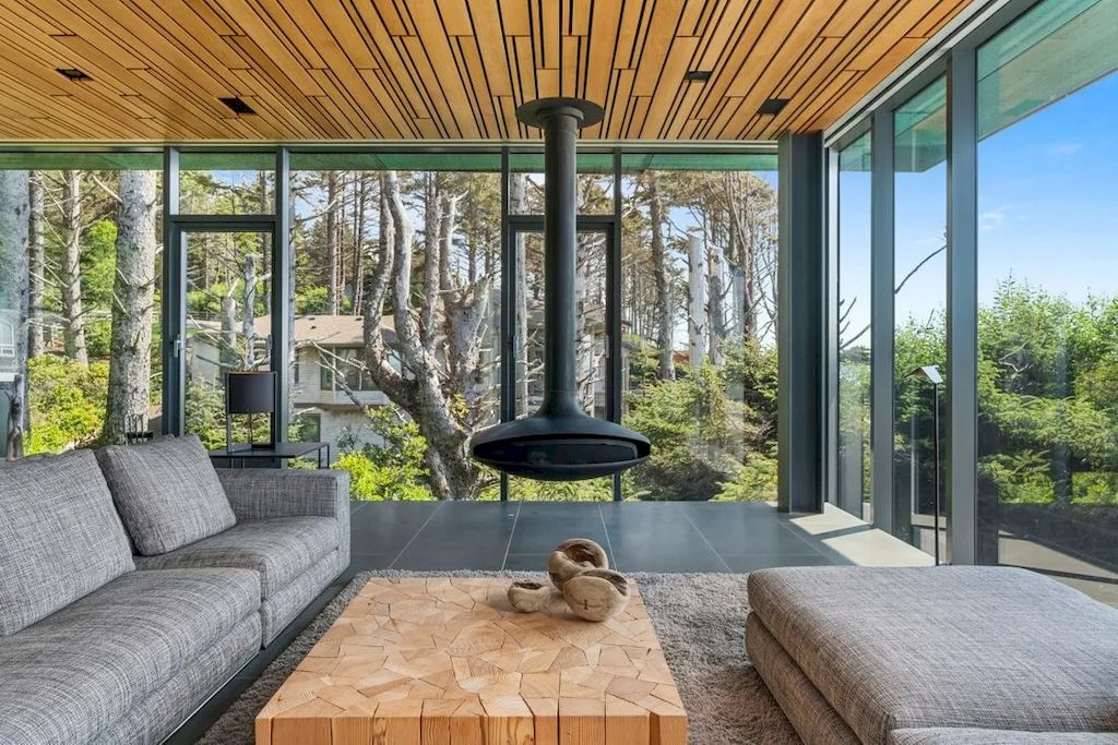 The Glass Oceanfront House in Oregon offers unparalleled quality, design, construction & finishes now available for sale. This home is located at 80644 Highway 101, Cannon Beach, Oregon