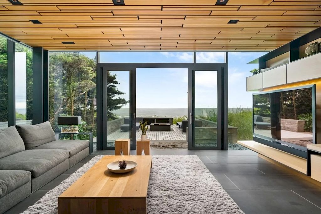 The Glass Oceanfront House in Oregon offers unparalleled quality, design, construction & finishes now available for sale. This home is located at 80644 Highway 101, Cannon Beach, Oregon