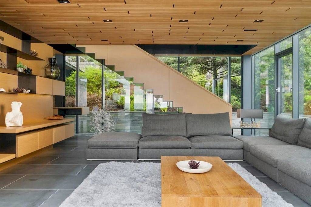 The Glass Oceanfront House in Oregon offers unparalleled quality, design, construction & finishes now available for sale. This home is located at 80644 Highway 101, Cannon Beach, Oregon