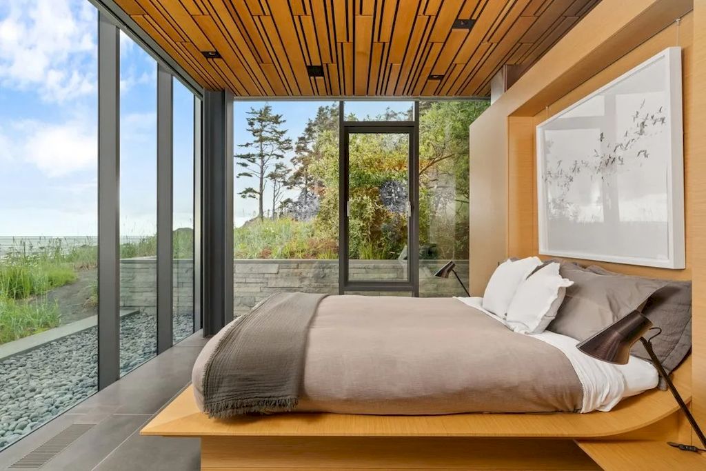 The Glass Oceanfront House in Oregon offers unparalleled quality, design, construction & finishes now available for sale. This home is located at 80644 Highway 101, Cannon Beach, Oregon
