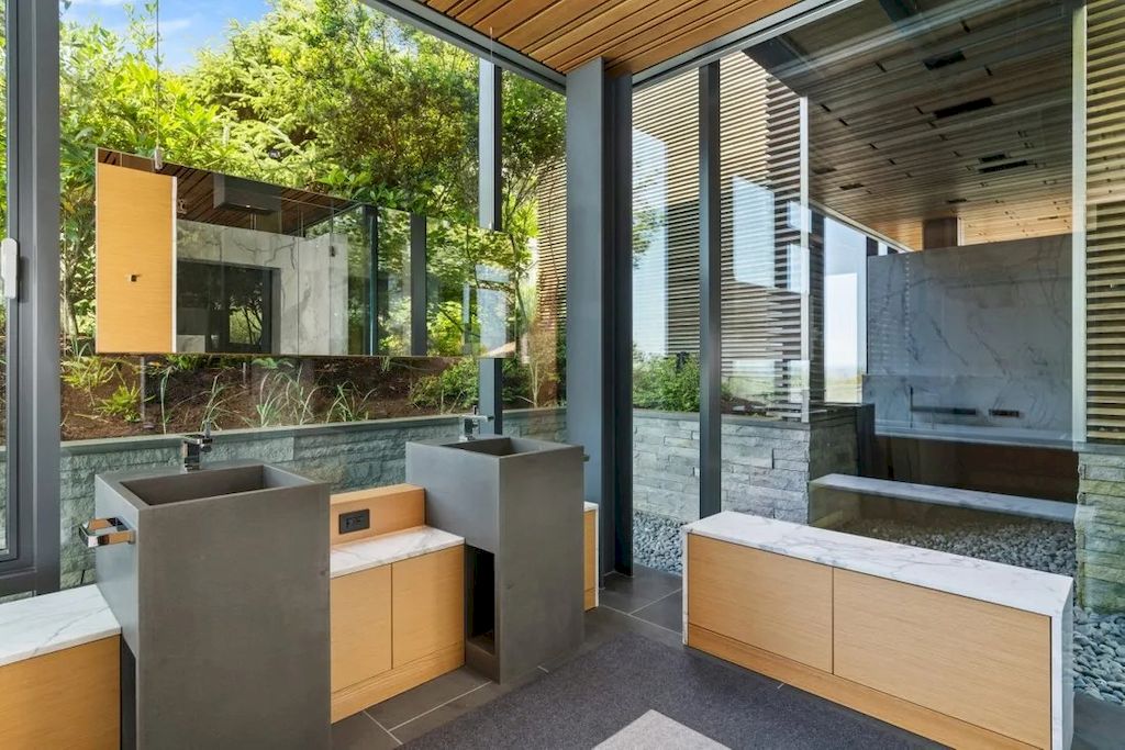 The Glass Oceanfront House in Oregon offers unparalleled quality, design, construction & finishes now available for sale. This home is located at 80644 Highway 101, Cannon Beach, Oregon