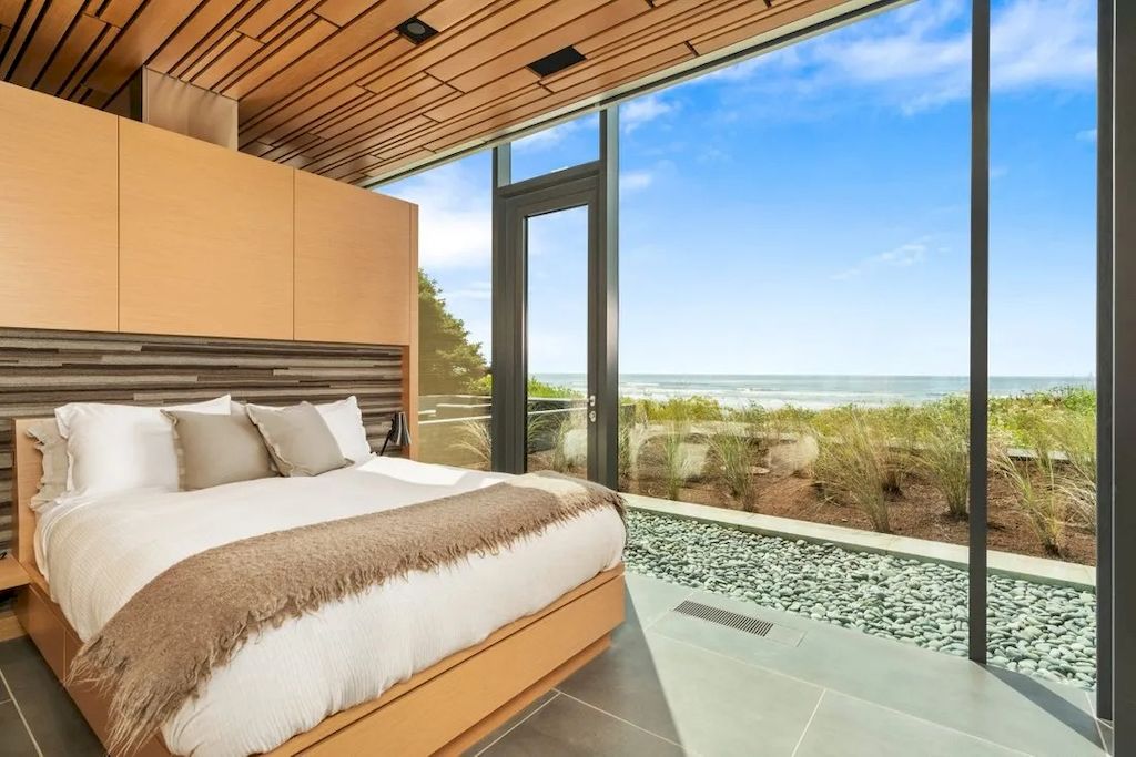 The Glass Oceanfront House in Oregon offers unparalleled quality, design, construction & finishes now available for sale. This home is located at 80644 Highway 101, Cannon Beach, Oregon
