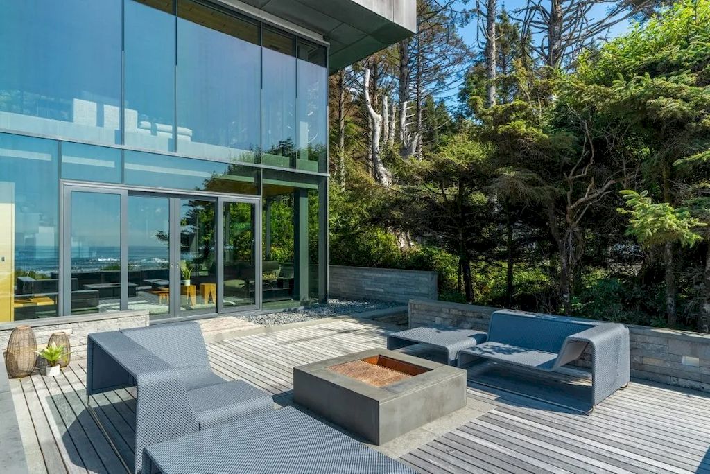 The Glass Oceanfront House in Oregon offers unparalleled quality, design, construction & finishes now available for sale. This home is located at 80644 Highway 101, Cannon Beach, Oregon