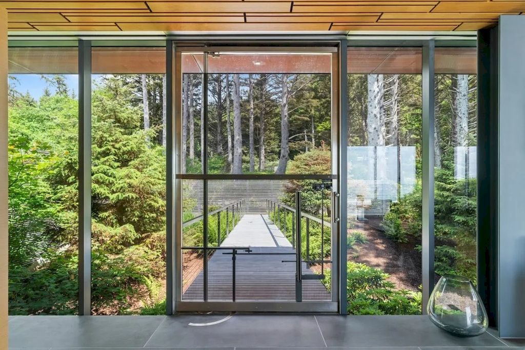 The Glass Oceanfront House in Oregon offers unparalleled quality, design, construction & finishes now available for sale. This home is located at 80644 Highway 101, Cannon Beach, Oregon