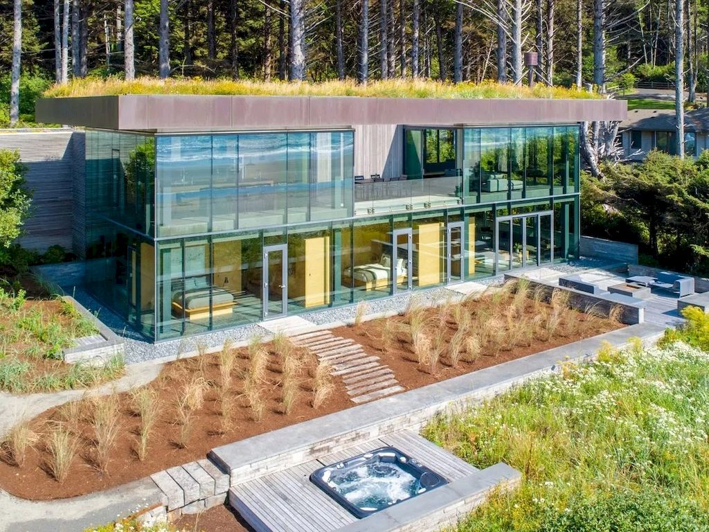 The Glass Oceanfront House in Oregon offers unparalleled quality, design, construction & finishes now available for sale. This home is located at 80644 Highway 101, Cannon Beach, Oregon