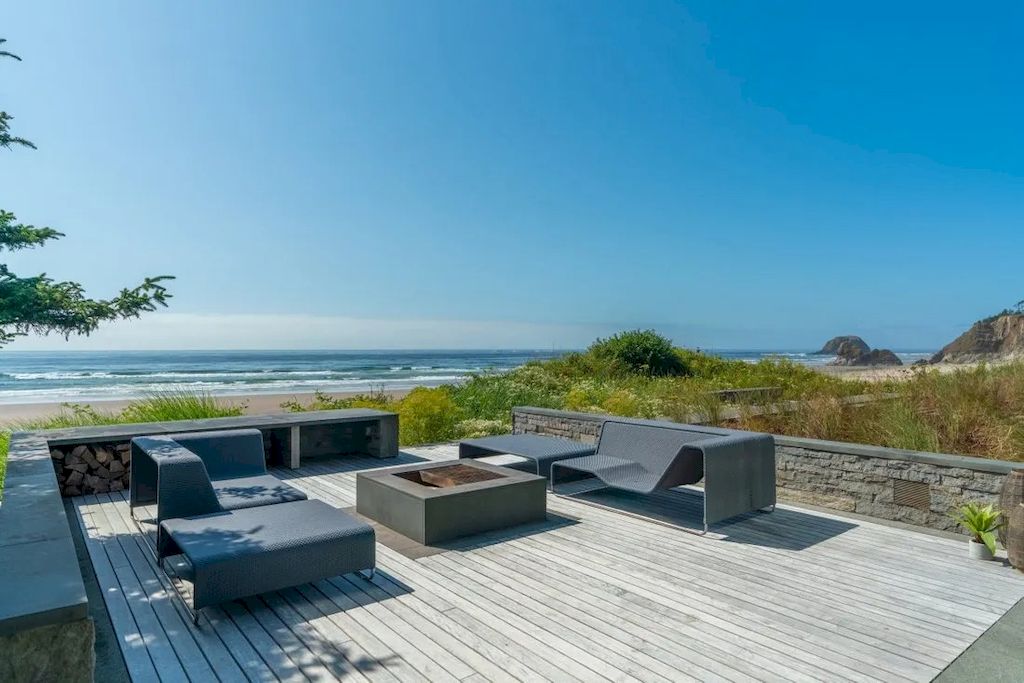 The Glass Oceanfront House in Oregon offers unparalleled quality, design, construction & finishes now available for sale. This home is located at 80644 Highway 101, Cannon Beach, Oregon