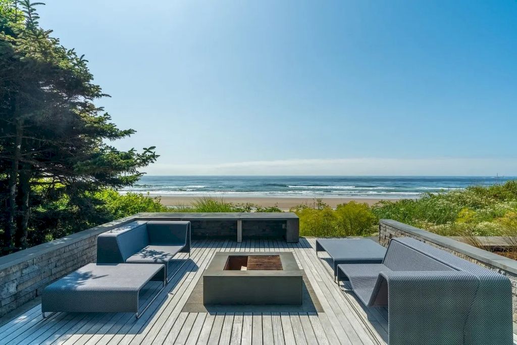 The Glass Oceanfront House in Oregon offers unparalleled quality, design, construction & finishes now available for sale. This home is located at 80644 Highway 101, Cannon Beach, Oregon