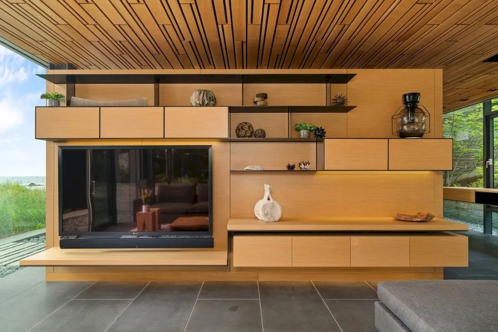 The Glass Oceanfront House in Oregon offers unparalleled quality, design, construction & finishes now available for sale. This home is located at 80644 Highway 101, Cannon Beach, Oregon