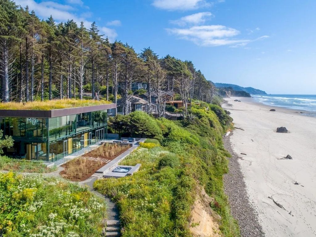 The Glass Oceanfront House in Oregon offers unparalleled quality, design, construction & finishes now available for sale. This home is located at 80644 Highway 101, Cannon Beach, Oregon