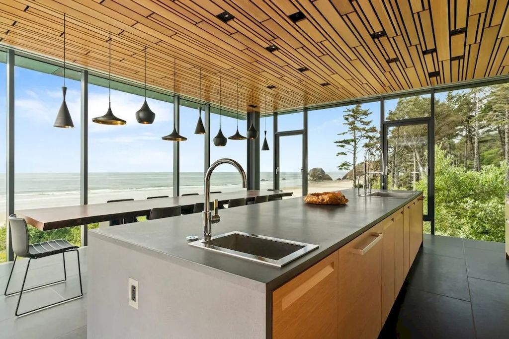 The Glass Oceanfront House in Oregon offers unparalleled quality, design, construction & finishes now available for sale. This home is located at 80644 Highway 101, Cannon Beach, Oregon