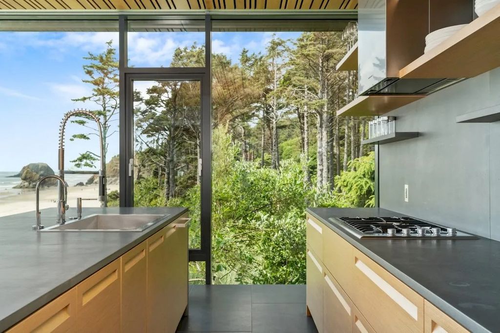 The Glass Oceanfront House in Oregon offers unparalleled quality, design, construction & finishes now available for sale. This home is located at 80644 Highway 101, Cannon Beach, Oregon