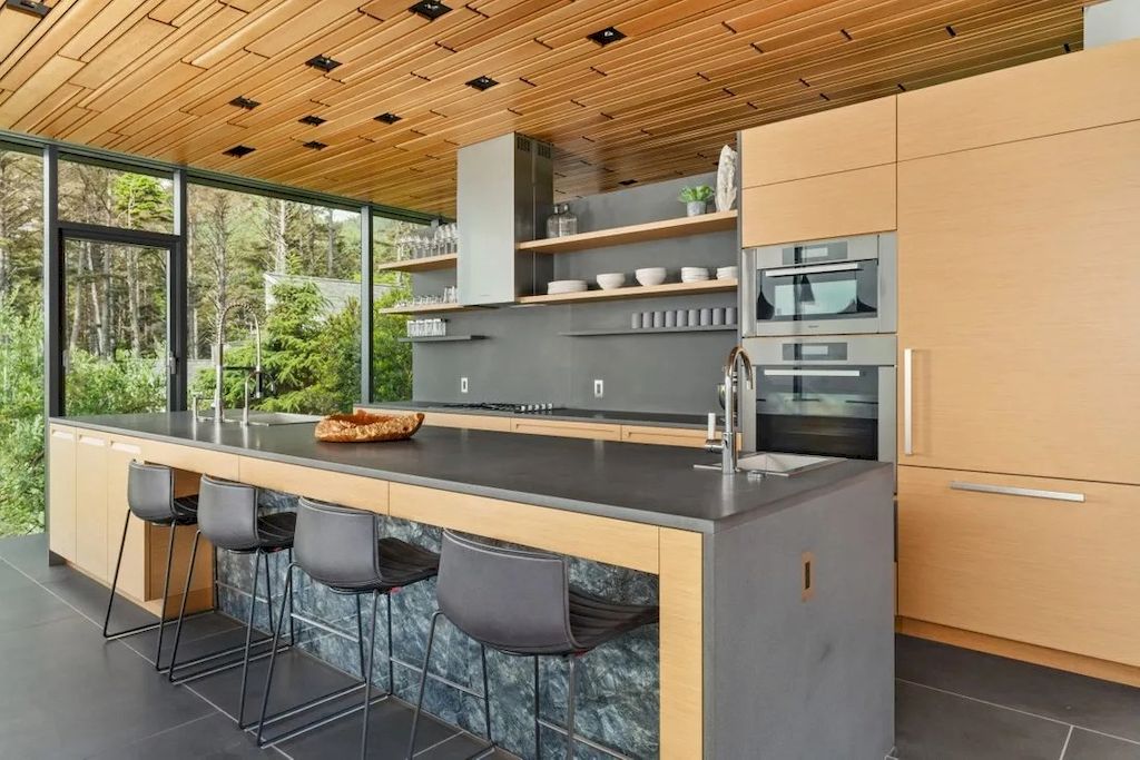 The Glass Oceanfront House in Oregon offers unparalleled quality, design, construction & finishes now available for sale. This home is located at 80644 Highway 101, Cannon Beach, Oregon