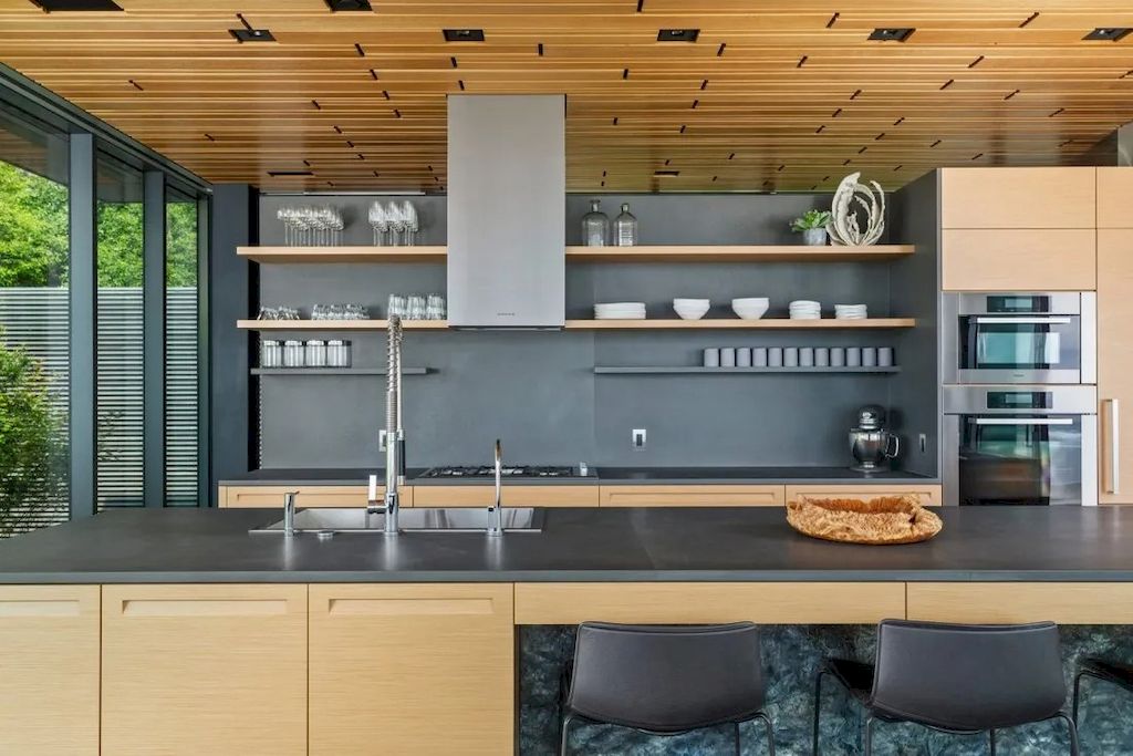 The Glass Oceanfront House in Oregon offers unparalleled quality, design, construction & finishes now available for sale. This home is located at 80644 Highway 101, Cannon Beach, Oregon