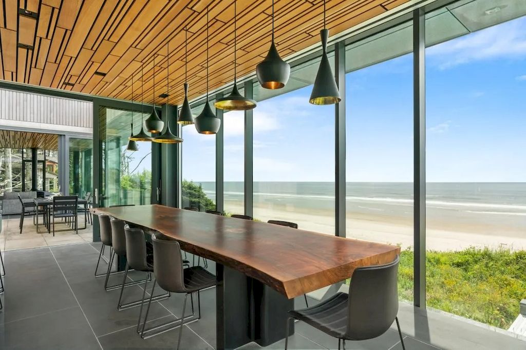 The Glass Oceanfront House in Oregon offers unparalleled quality, design, construction & finishes now available for sale. This home is located at 80644 Highway 101, Cannon Beach, Oregon