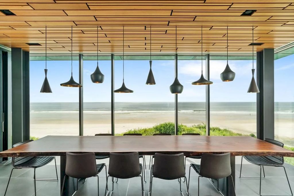 The Glass Oceanfront House in Oregon offers unparalleled quality, design, construction & finishes now available for sale. This home is located at 80644 Highway 101, Cannon Beach, Oregon