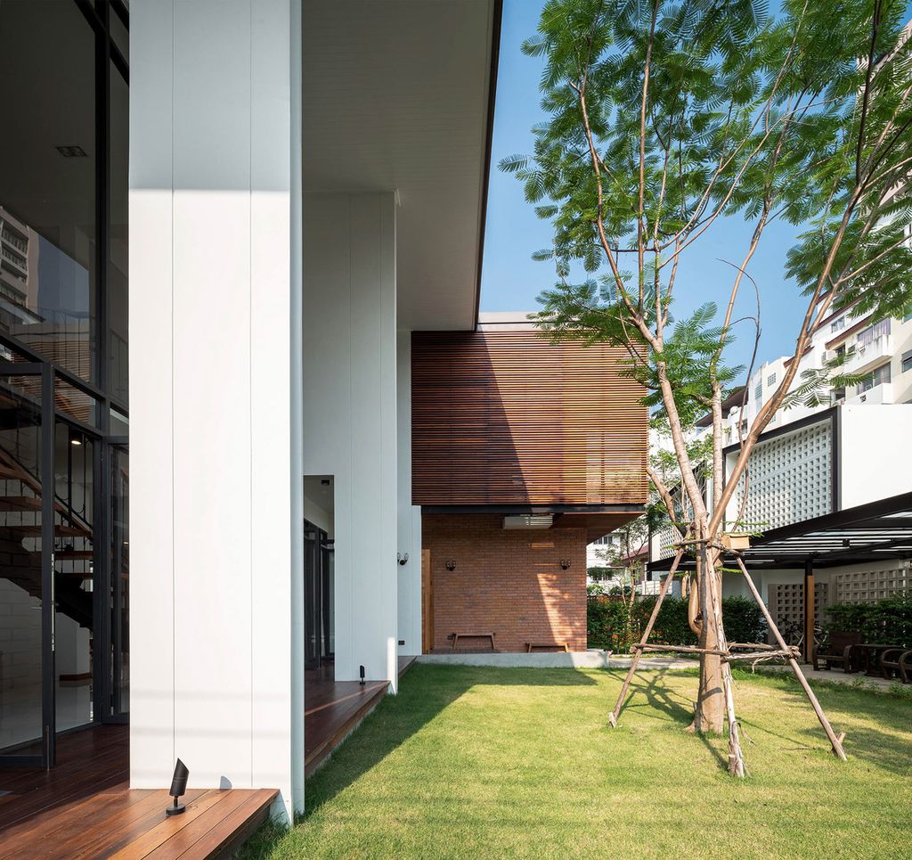 Lobster House Shows Distinctive Architecture by Puchong Satirapipatkul 1 2