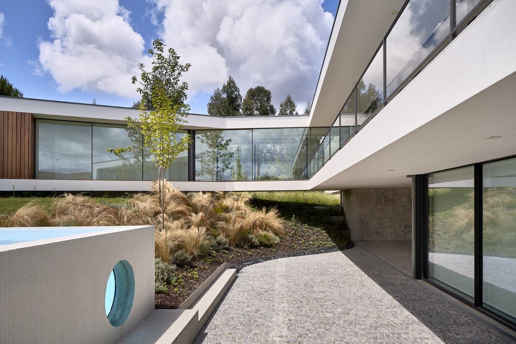 MC House, a Stunning Spacious Horizontal Block by Lopes da Costa