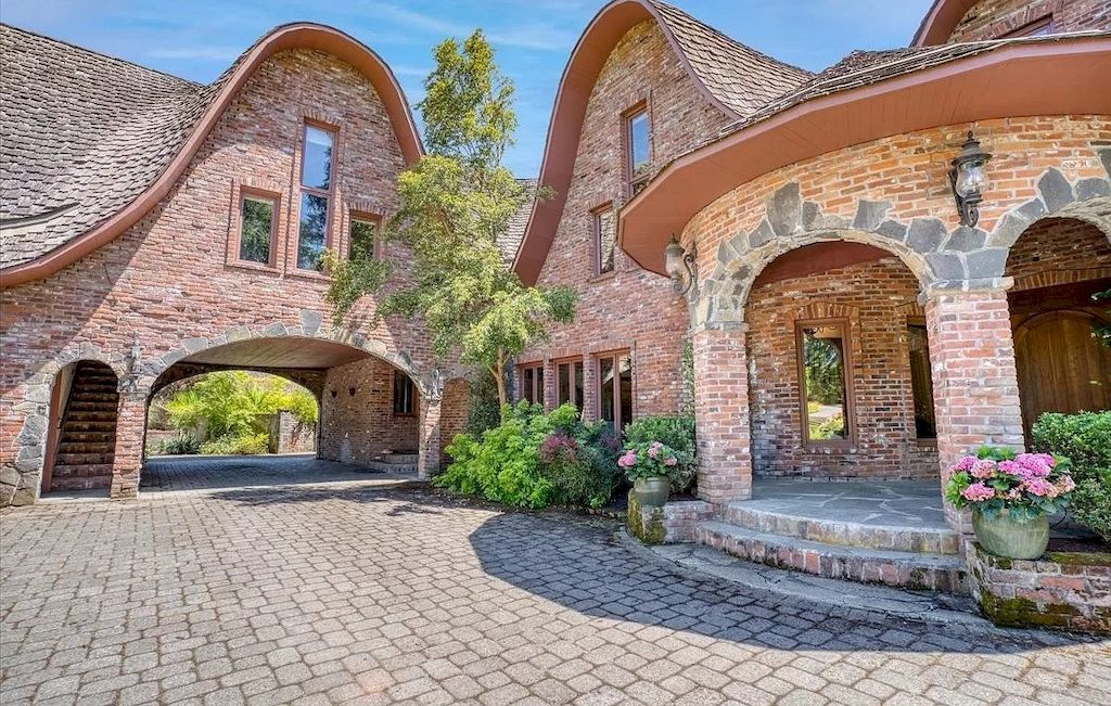 The One-of-a-Kind English Manor in Oregon combines prestigious entertaining areas with comfortable spaces now available for sale. This home is located at 2890 SW Riverfront Ter, Wilsonville, Oregon