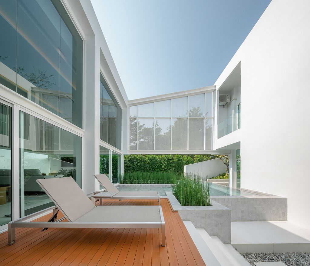 Pie House An Impressive White Concrete Block by Greenbox Design 1