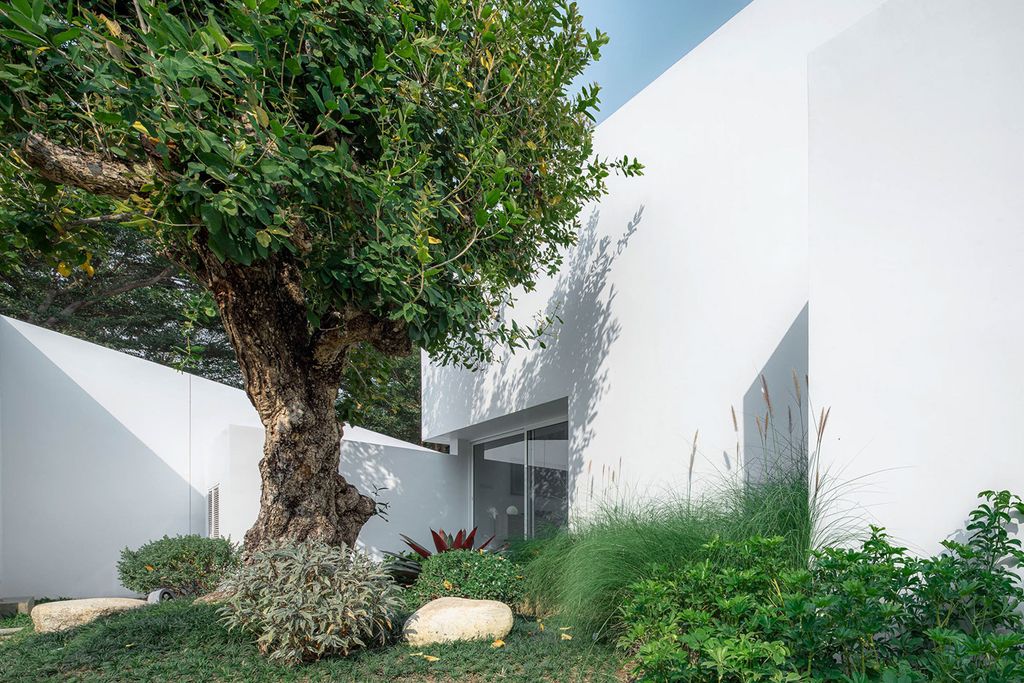 Pie House An Impressive White Concrete Block by Greenbox Design 21