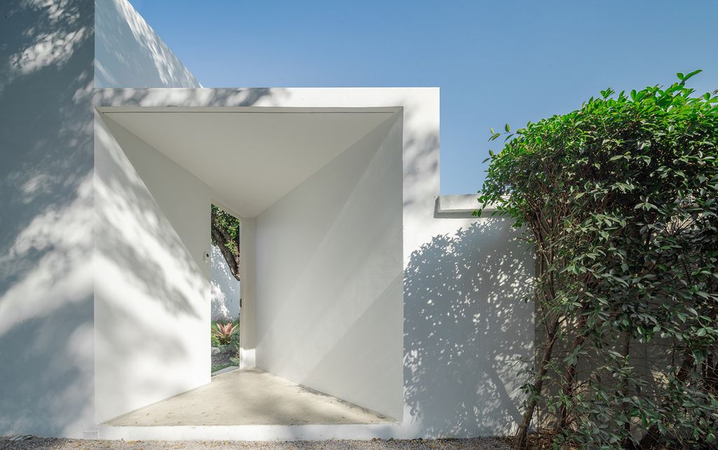 Pie House An Impressive White Concrete Block by Greenbox Design 23