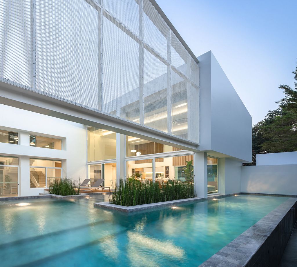 Pie House An Impressive White Concrete Block by Greenbox Design 25