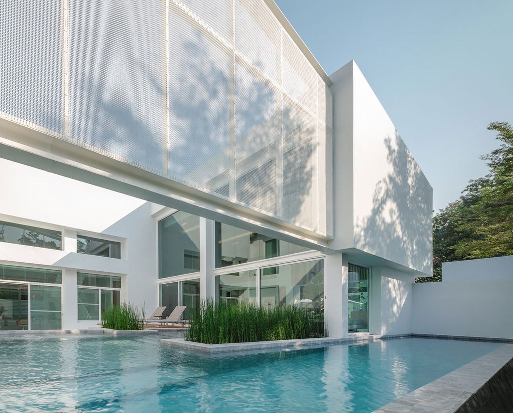 Pie House An Impressive White Concrete Block by Greenbox Design 27