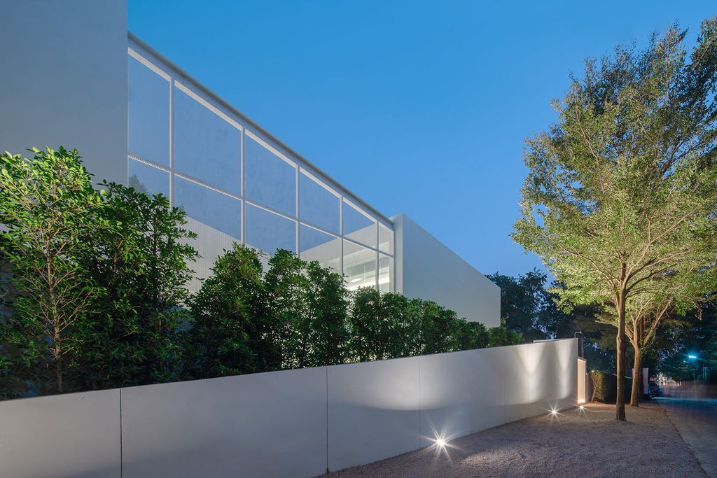 Pie House An Impressive White Concrete Block by Greenbox Design 5