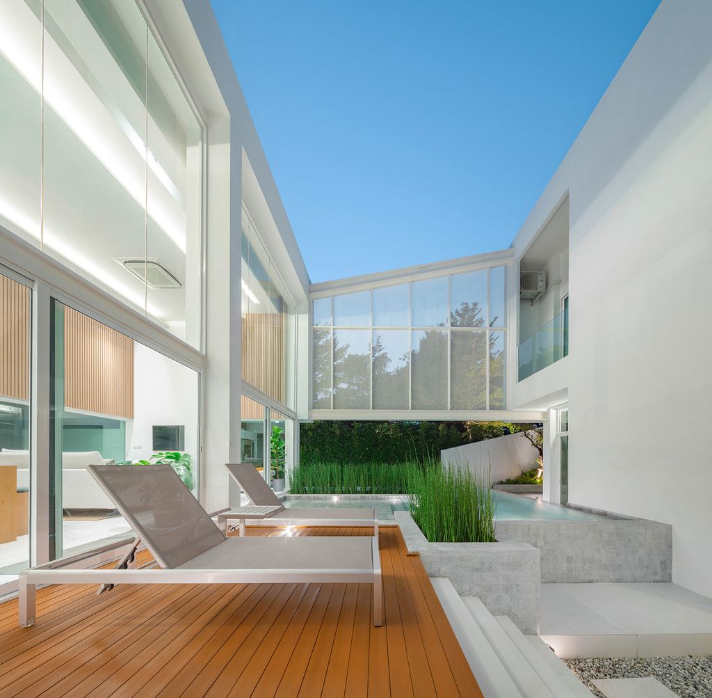 Pie House An Impressive White Concrete Block by Greenbox Design 9