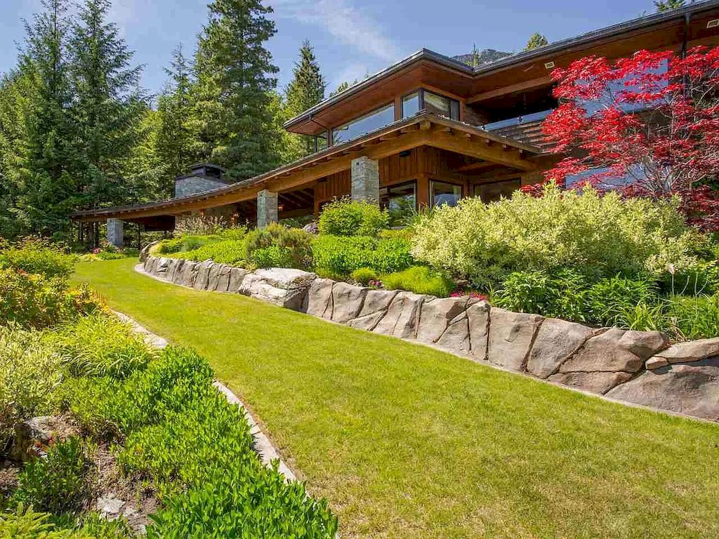 The Stone Timber House in Whistler is a secluded gated residence now available for sale. This home is located at 5476 Stonebridge Pl, Whistler, BC V0N 1B3, Canada