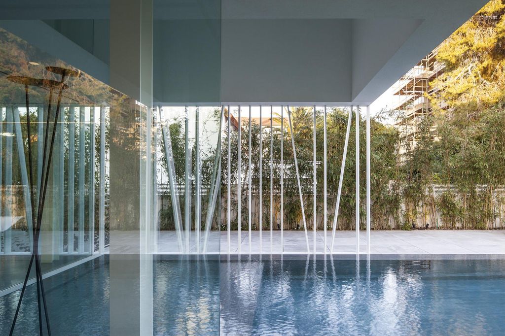 The White Gallery House Impressive Project by Pitsou Kedem Architects 11
