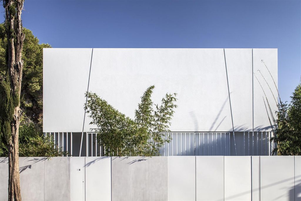 The White Gallery House Impressive Project by Pitsou Kedem Architects 3