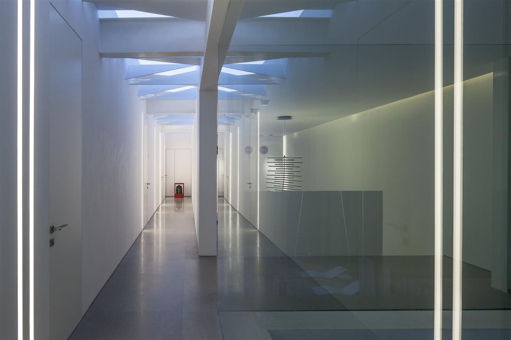 The White Gallery House Impressive Project by Pitsou Kedem Architects 6