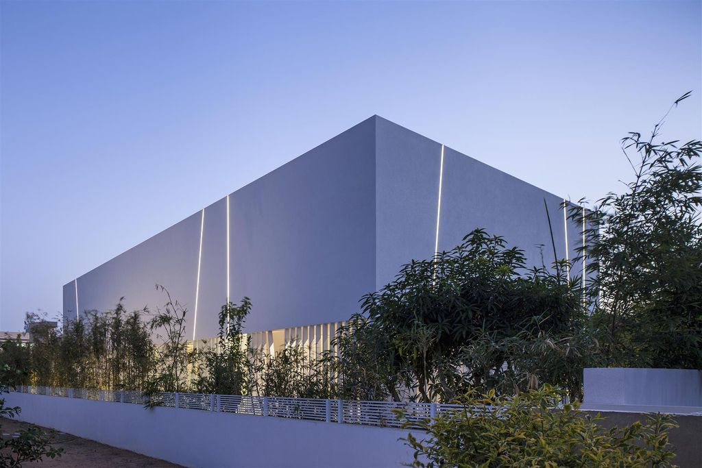 The White Gallery House Impressive Project by Pitsou Kedem Architects 8