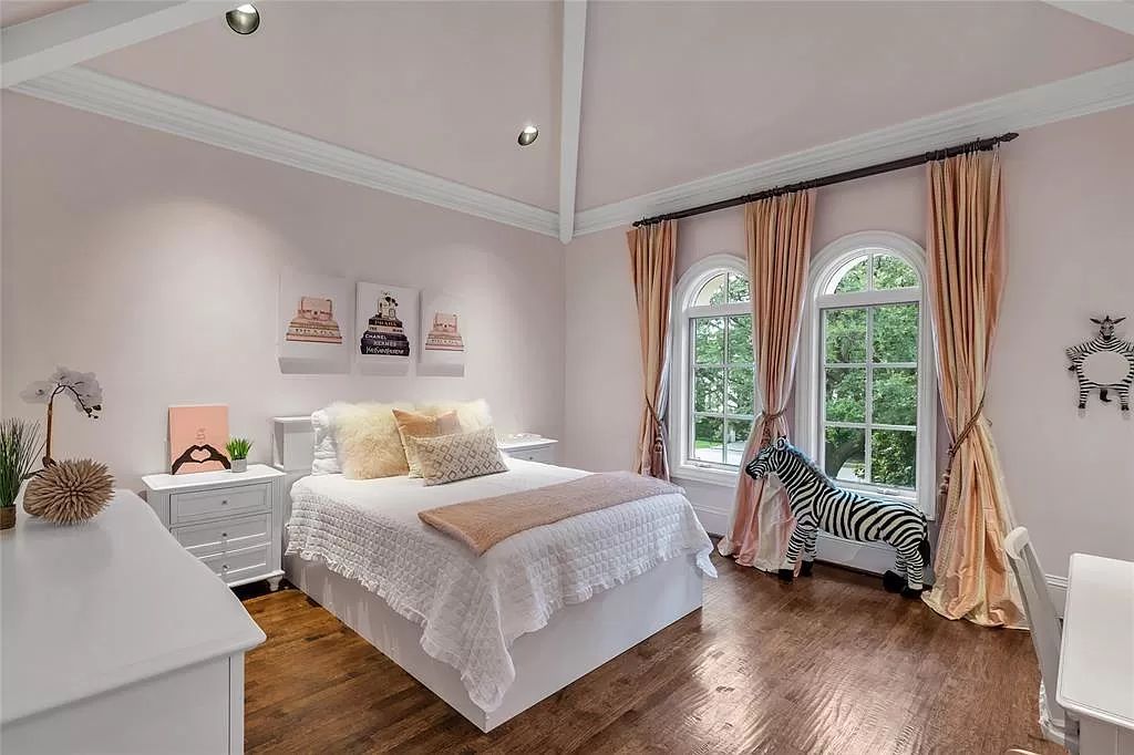 The Home in Dallas is an Old Preston Hollow estate meets elevated luxury living for a retreat of the highest order now available for sale. This home located at 5810 Park Ln, Dallas, Texas