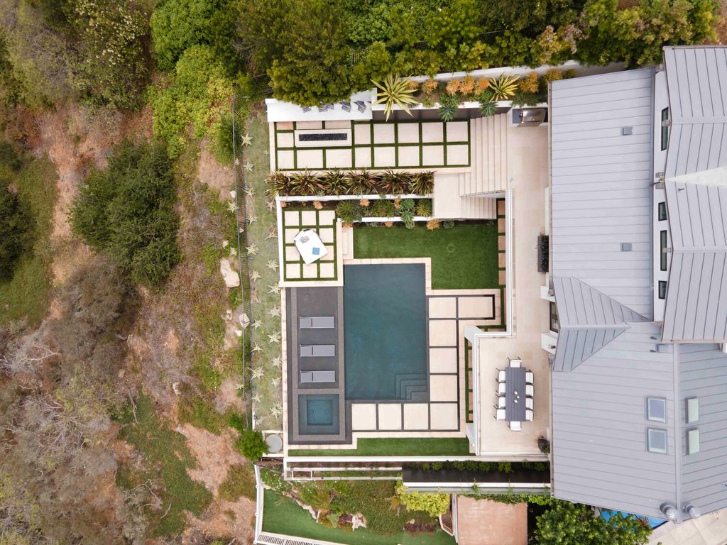 The Home in Corona Del Mar is a contemporary ocean view residence features sweeping ocean and Catalina views now available for sale. This home located at 409 De Sola Ter, Corona Del Mar, California