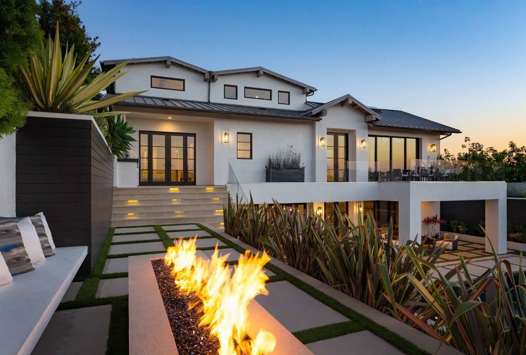 The Home in Corona Del Mar is a contemporary ocean view residence features sweeping ocean and Catalina views now available for sale. This home located at 409 De Sola Ter, Corona Del Mar, California
